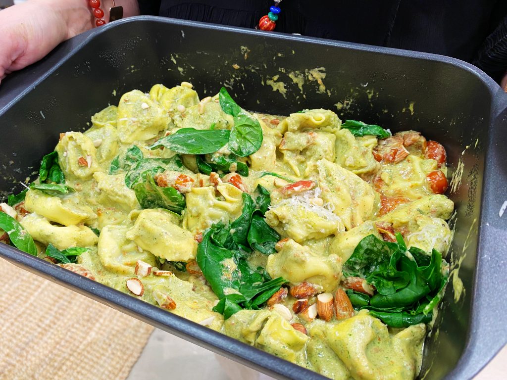 Tortellonia, pinaattia ja tahinia