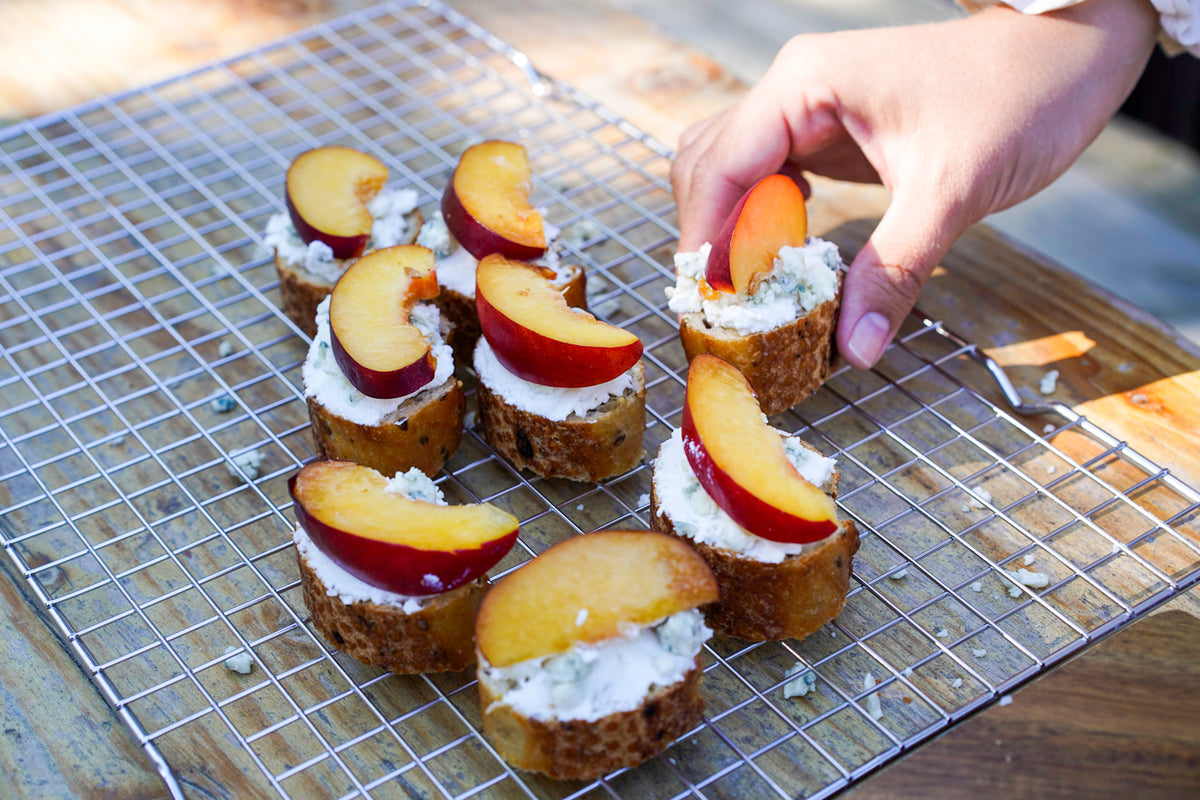 Crostini ricottan ja persikan kanssa