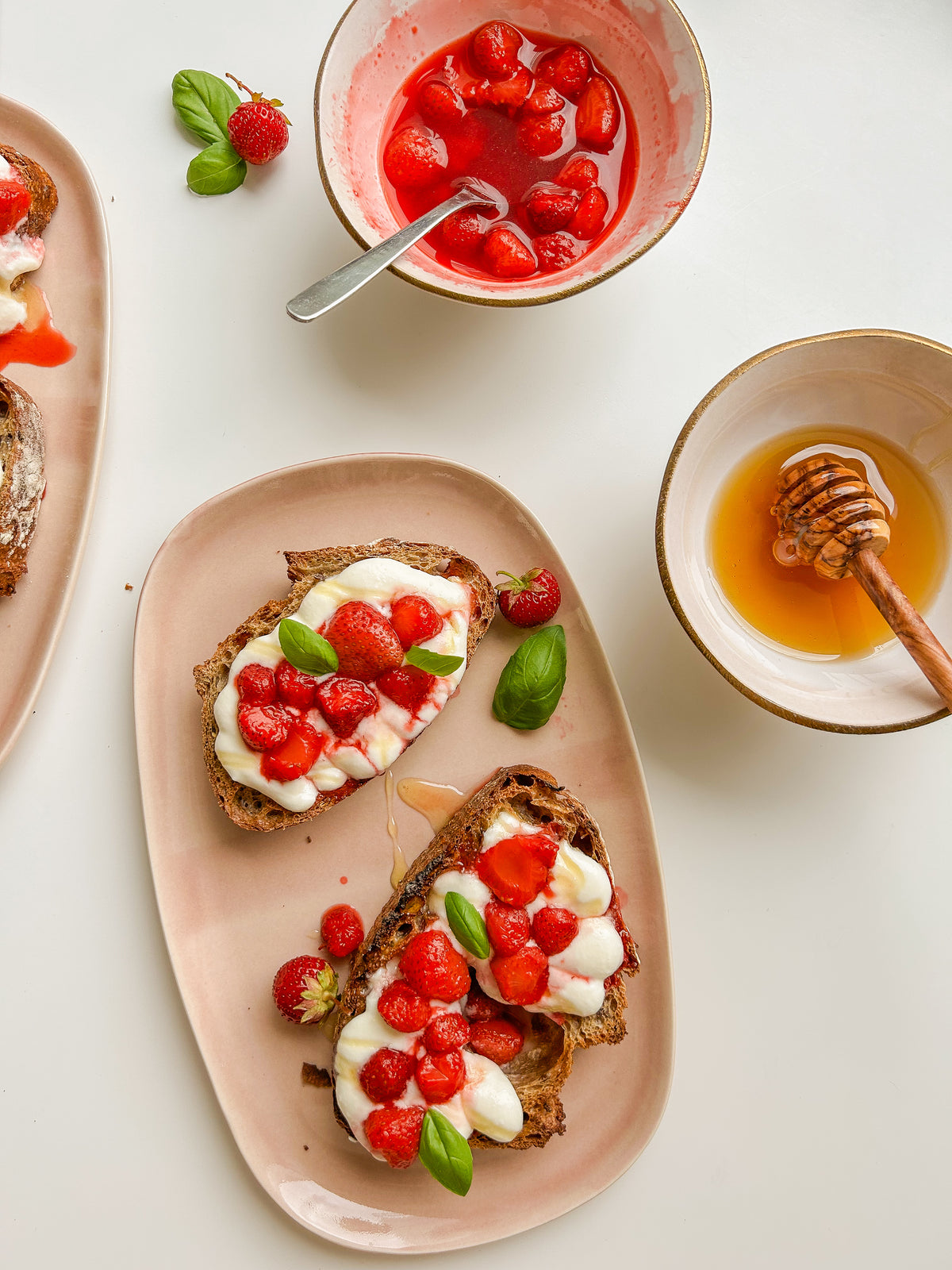 Vaahdotettu ricotta-paahtoleipä mansikoiden ja hunajan kera