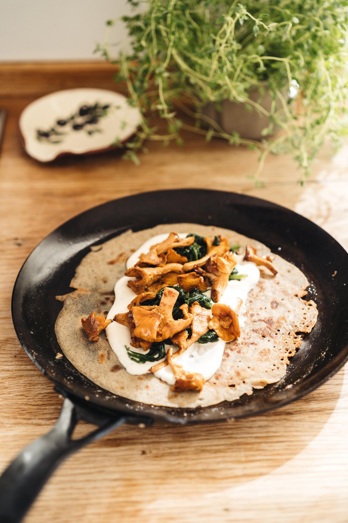 Suolainen crêpe kantarelli- ja pinaattitäytteellä