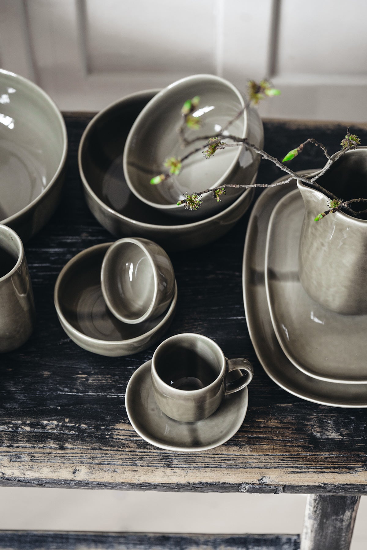 Svelte astiaston tuotteita puutasolla Olive värissä