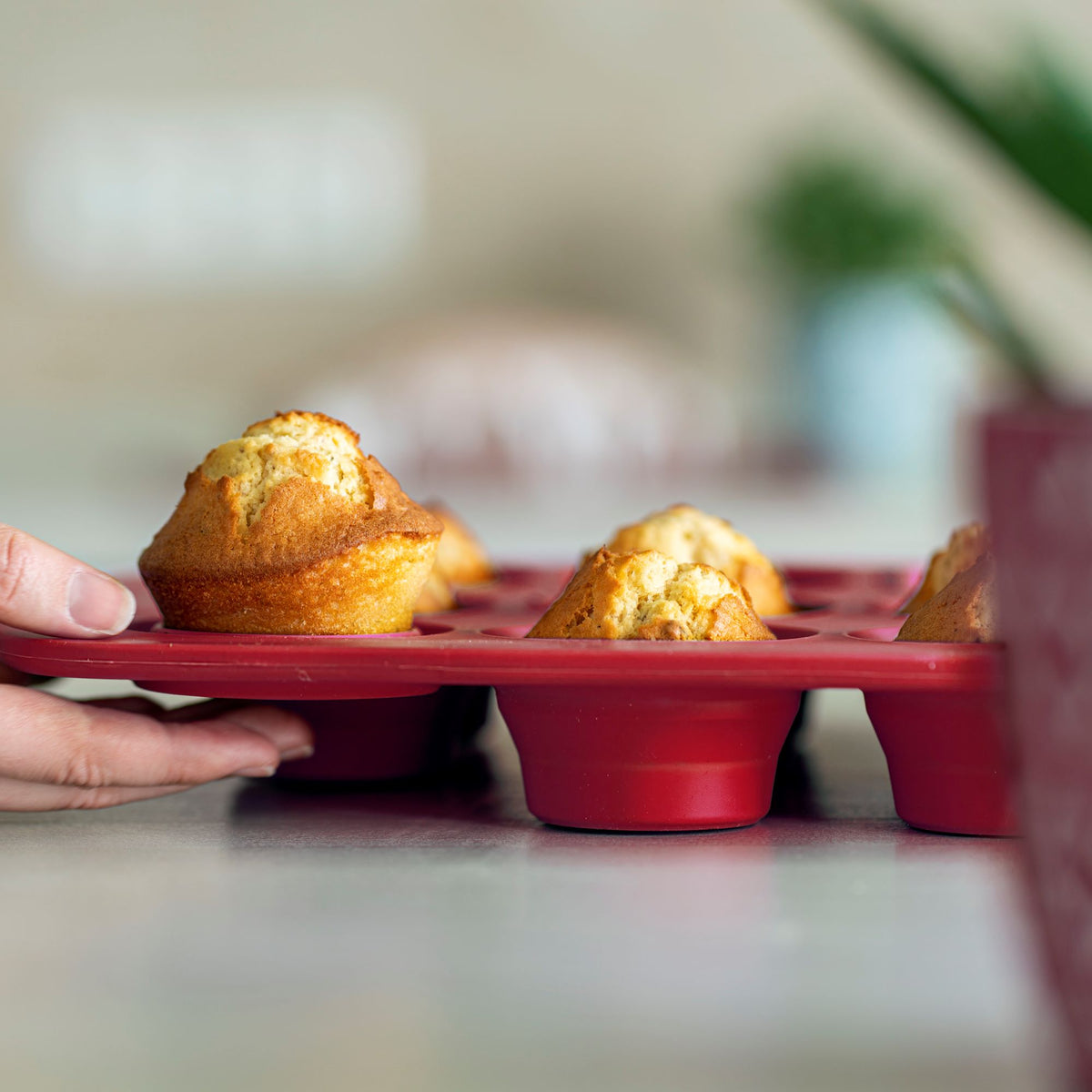 Silikonisesta muffinsivuoasta irroitetaan vaivatta valmiit muffinsit.