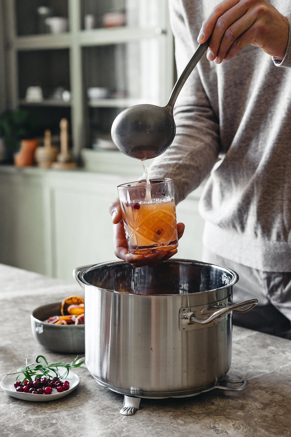 Antiikki sarjan keittokauhalla annostellaan coctailia lasiin teräskattilasta.