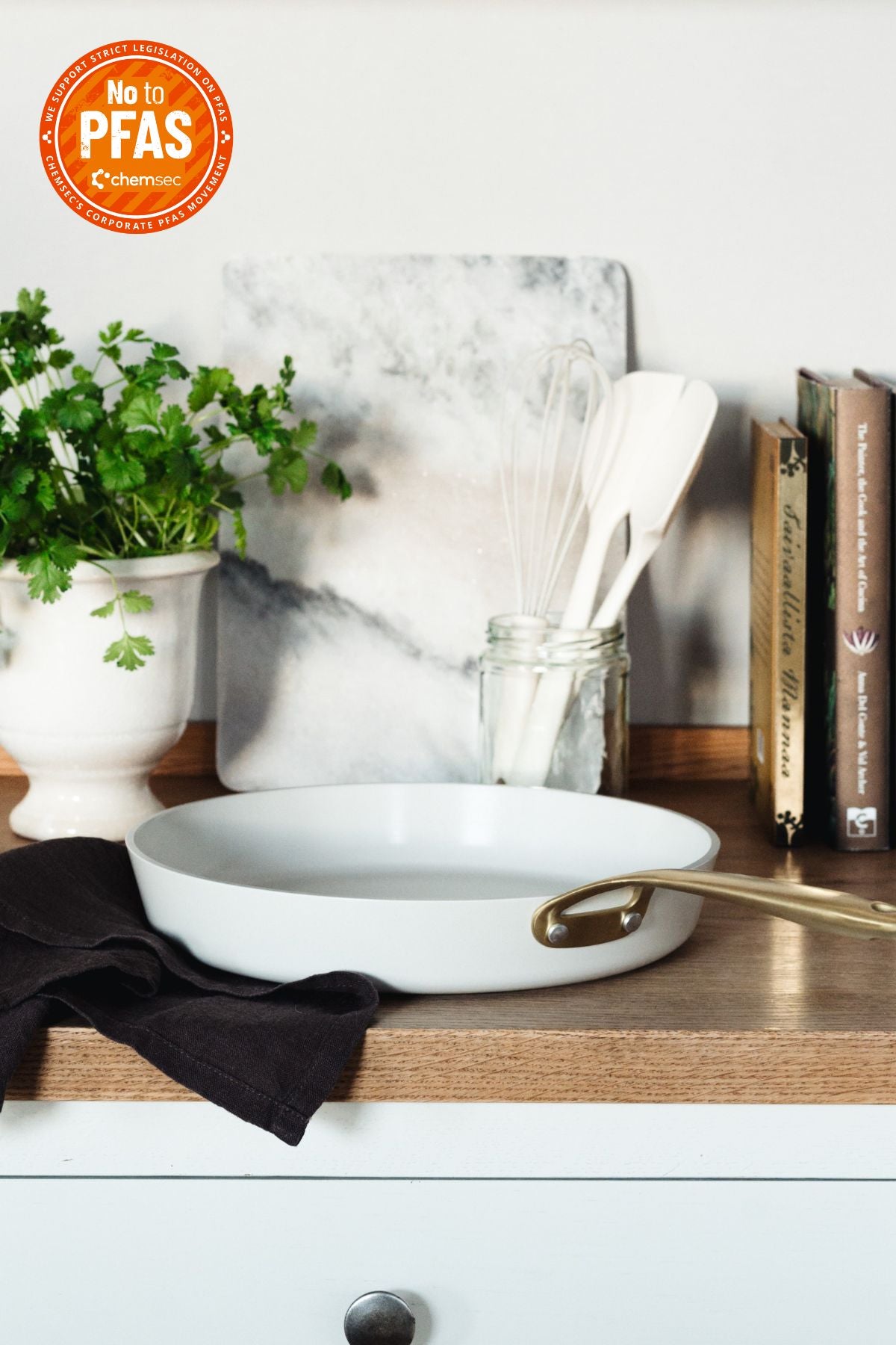 PAISTINPANNU 28 cm Royal Pearl 28cm. 100% non-toxic and PFAS-free coated frying pan. Structure made of recycled aluminium.