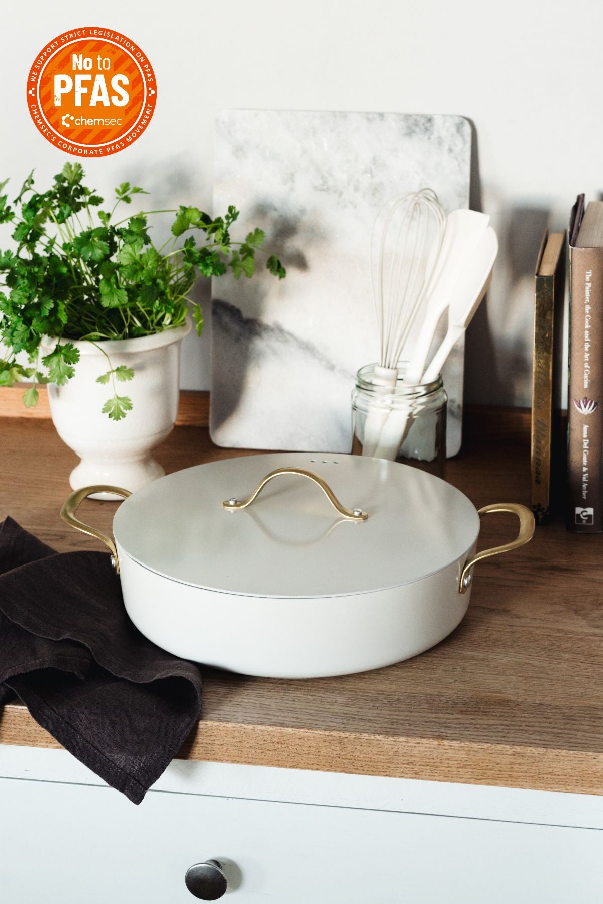 PAISTOKASARI KANNELLA 28 cm 4,1L Royal Pearl. 100 % PFAS-free casserole pan with lid. White and gold casserole pan with non-stick coating.
