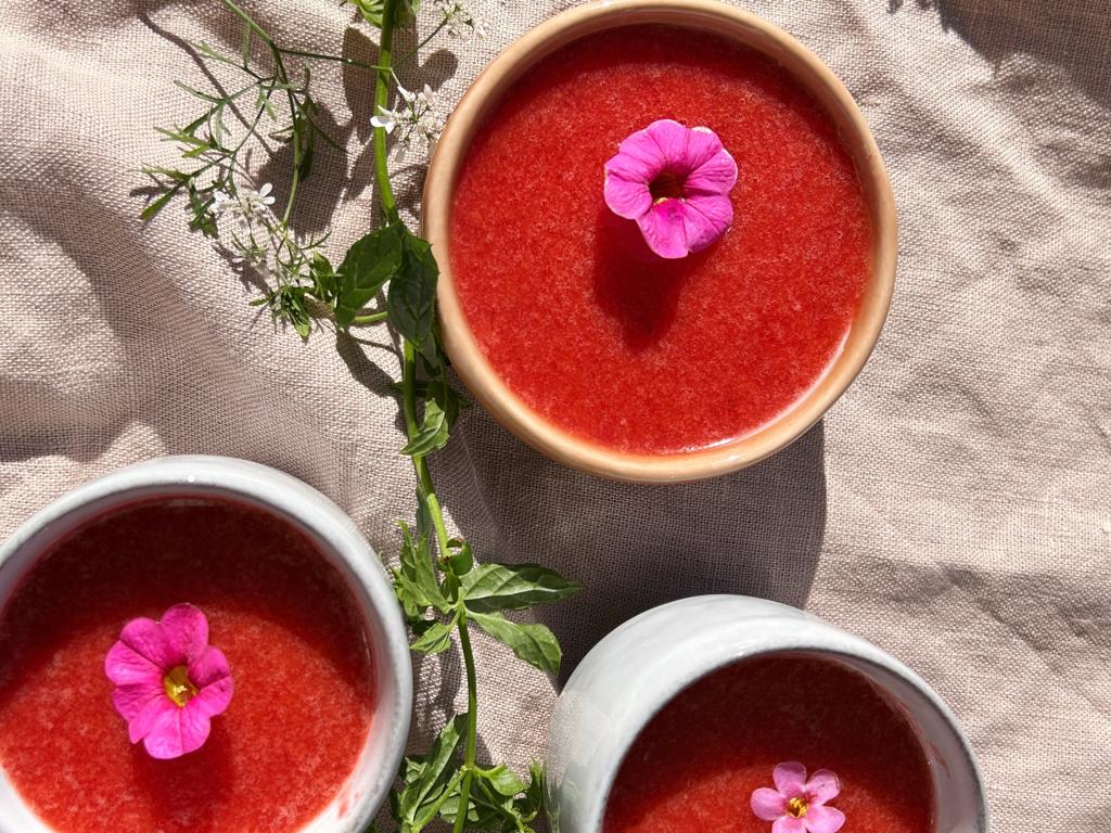 Samettinen pannacotta mansikkakastikkeella