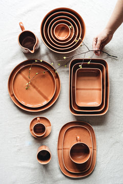 Svelte, Terracotta tuotteita pöytäliinan päällä