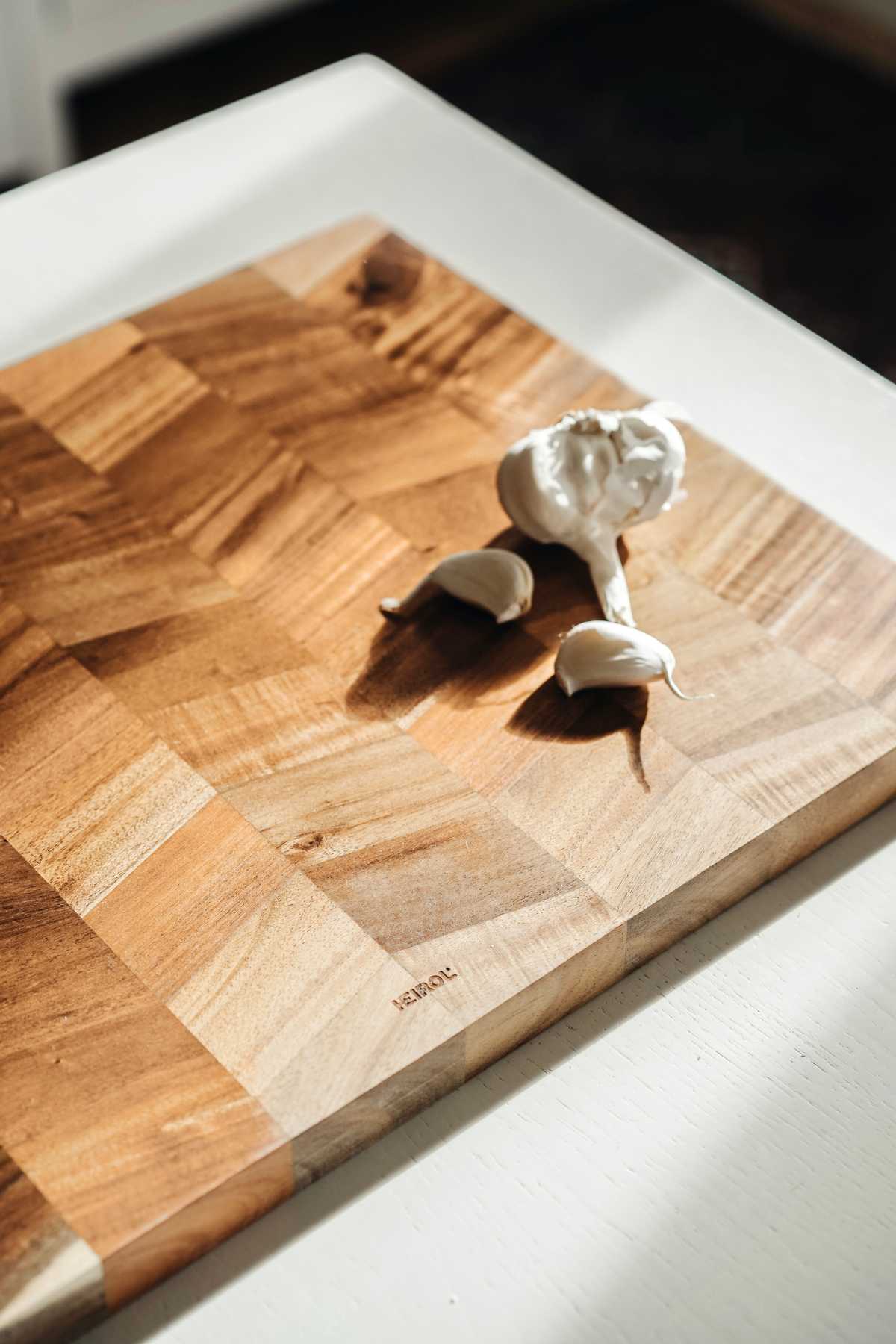 LEIKKUULAUTA KALANRUOTO 46x33x2,5 cm, akaasia. fishbone cutting board made of acacia wood.