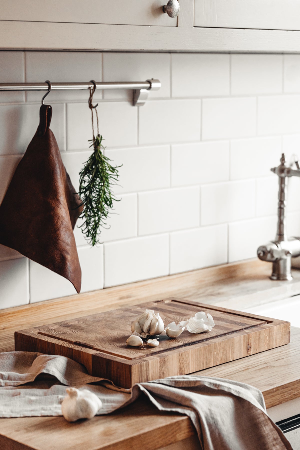 LEIKKUULAUTA URALLA 40x30x4 cm, tammi. cutting board made of oak wood end grain, which makes the cutting board very durable and kind to your knives.