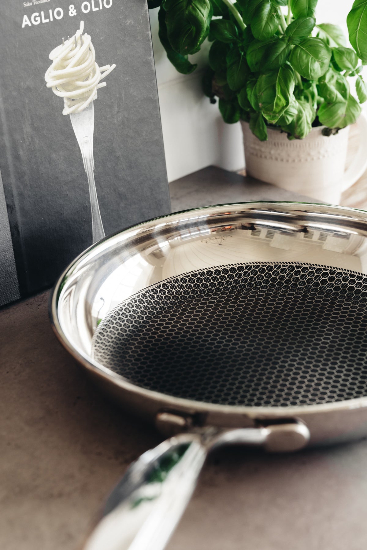 PAISTINPANNU 24 cm Steelsafe™ Pro 24cm.  Frying pan with honeycomb design made for tough frying and metal utensils. Steel and coated pan combination.