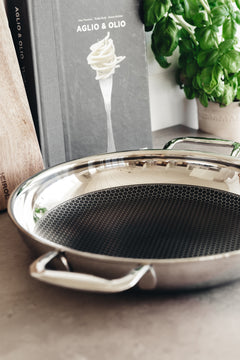 TARJOILUPAISTINPANNU 28 cm Steelsafe™ Pro. Frying pan with honeycomb design made for tough frying and metal utensils. Steel and coated pan 