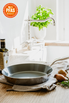 FRYING PAN 28 cm Cerasafe® Triply. 100% non-toxic and PFAS-free coated frying pan for easy and quick frying. 3- ply structure.